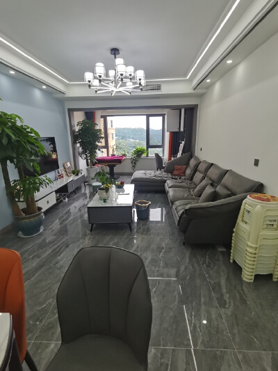 英伦庄园精装套三。106平。3室2厅2卫一阳台。报价90万，首付18万。看房提前预约