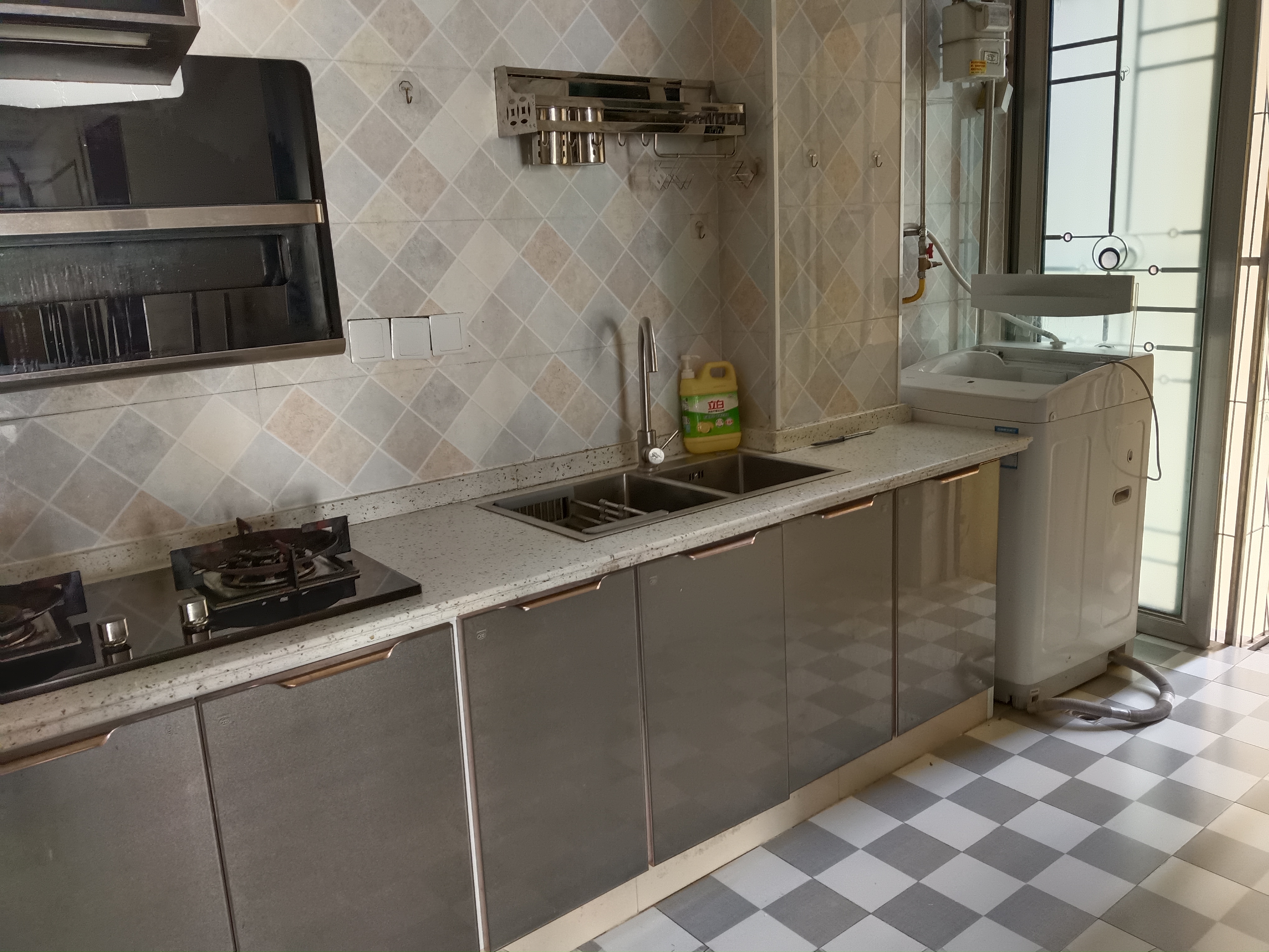 乐湾御府，3室2厅1卫，93㎡，简装，租金14000元/年 租房