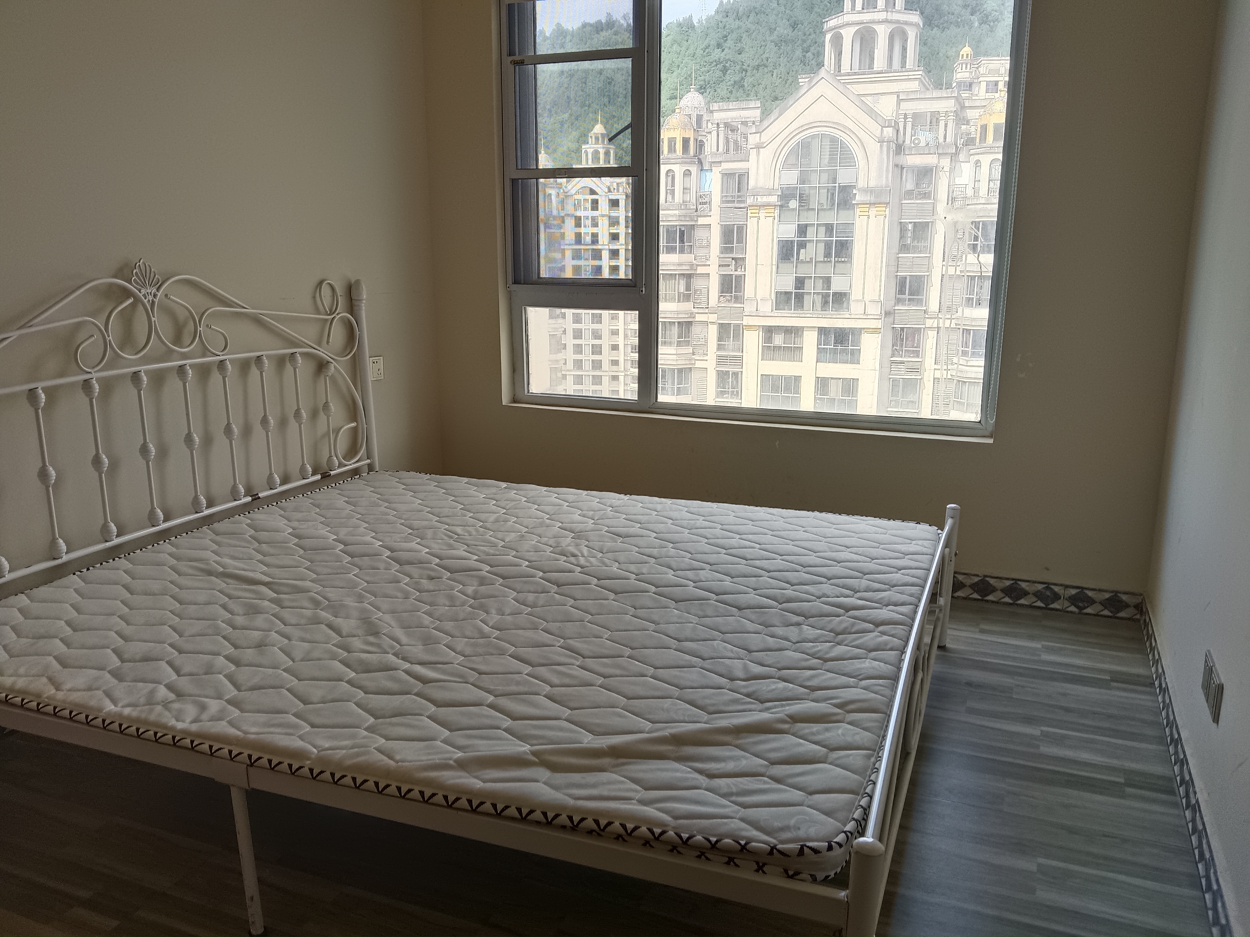 乐湾御府，3室2厅1卫，93㎡，简装，租金14000元/年 租房