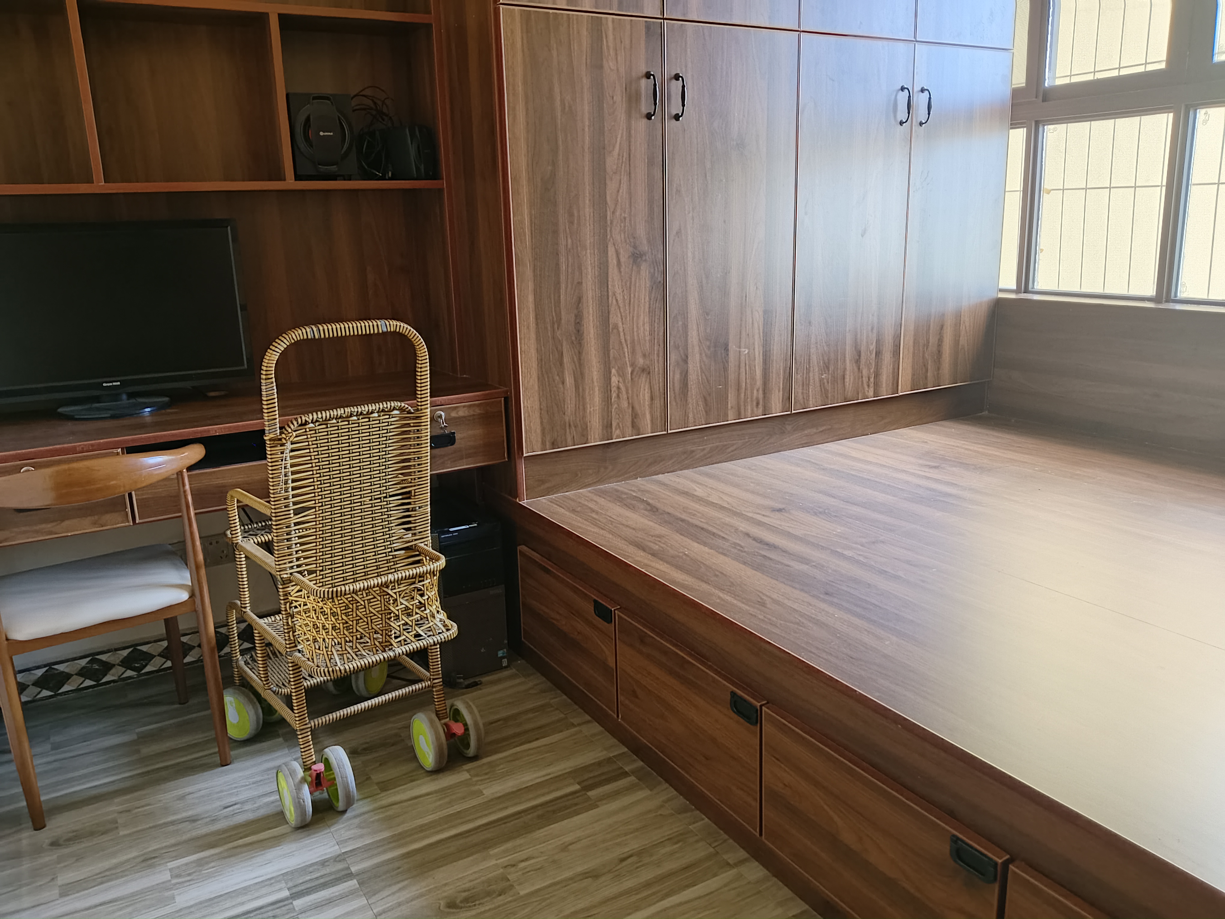 乐湾御府，3室2厅1卫，93㎡，简装，租金14000元/年 租房