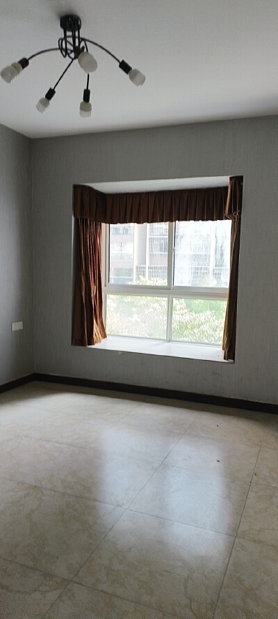 蓝湾国际D区，4室2厅2卫，124㎡，售价60万